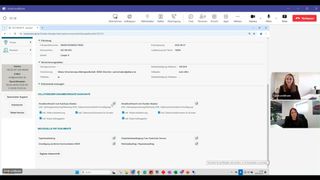 Digitale Unfallberatung in Aktion: Sarah von Brunn, Unfallmanagerin im Autohaus Rhein, bespricht mit einem Kunden per Teams-Meeting den Schadenfall. (Bild: Schreiner – VCG / Screenshot)