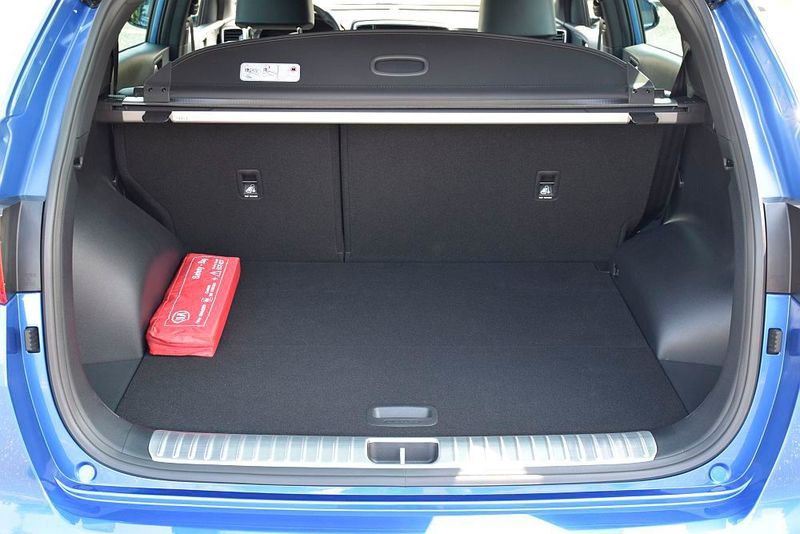 Der Kofferraum fasst 480 Liter. In der Hybridvariante bleiben wegen der Batterie 439 Liter übrig. (Jan Rosenow)