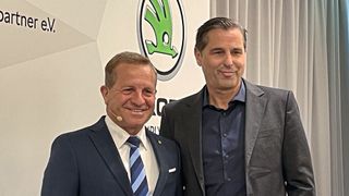 Skoda-Vorstandschef Klaus Zellmer (r.) skizzierte auf der Jahreshauptversammlung des Skoda-Händlerverbands – im Bild links Verbandspräsident Thomas Peckruhn – die Entwicklung des Herstellers bis ins Jahr 2030. (Bild: Grimm – »kfz-betrieb«)