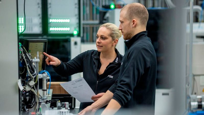 Elektronikprojekte neu denken: Heutzutage, in einem zunehmend raueren Geschäftsumfeld, können Interdisziplinarität und echte Nähe zu Erfolgsfaktoren darstellen.(Bild:  FSM AG)