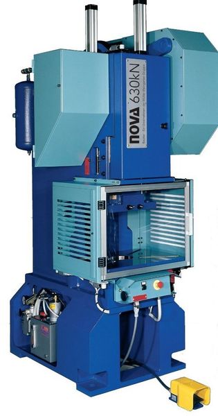 Exemplarisch aus der Nova C-Pressenreihe – Swiss Finish: Eine Exzenterpresse mit C-Gestell, die es in den Baugrößen 400, 630, 1000, 1600 und 2500 kN gibt. Bild: Beutler Nova (Archiv: Vogel Business Media)