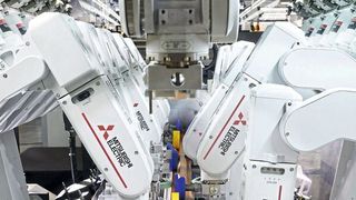 Traditionell wird bei der Ummantelung von Düspohl mit einem Rastermaß von 200 mm gearbeitet, und die leichten, kompakten Knickarmroboter von Mitsubishi Electric sind mit 2 kg Tragkraft und 170 mm Breite ideal hierfür. (Mitsubishi Electric Europe B.V.)