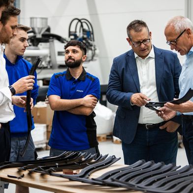 In automotive sealing systems, many processes must be perfectly coordinated. Here, an interdisciplinary team is discussing ways to optimize a component. (Bild: Pfaff)