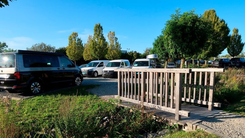 Als Autojournalist lernt man viele Handelsbetriebe kennen. Ein derart idyllisch angelegter Gebrauchtwagenplatz besitzt jedoch Seltenheitswert. (Bild: Diehl – VCG)