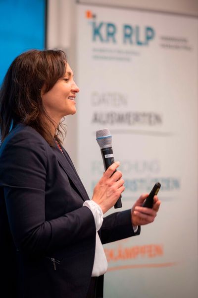 Jana Holland vom Bundesgesundheitsministerium betonte die nationale und europäische Bedeutung der Krebsregistrierung und ging insbesondere auf die Themen Datennutzung und Vernetzung ein. (Bild: © Institut für digitale Gesundheitsdaten RLP)
