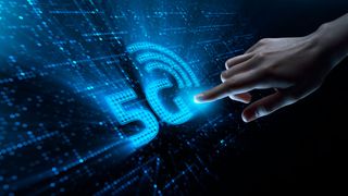 Bis Ende des Jahres 2025 möchten die Mobilfunkanbieter beinahe die gesamte Bevölkerung mit 5G abdecken.  (Bild: Sikov - stock.adobe.com)