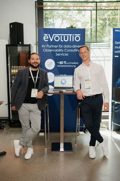 Tommy Ziegler von Cisco Systems und Sven Sedlmeier von Evolutio im Austausch. (Bild: Manuel Emme Fotografie / Vogel IT-Akademie)