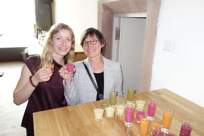 (l.) Carolin Hess und Monika Becker, dexxIT, versuchen die Zutaten der Smoothies rauszuschmecken. (Bild: IT-BUSINESS)