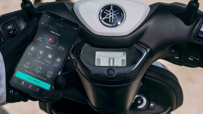 Der Neo's lässt sich über eine entsprechende App mit dem Smartphone des Nutzers verbinden. (Bild: Yamaha)