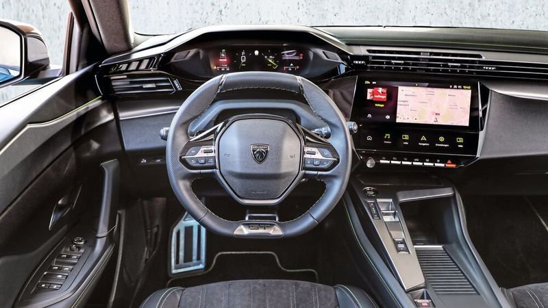 Die Modernität setzt sich im Innenraum fort und mischt Digitales mit Analogem. (Bild: Peugeot)