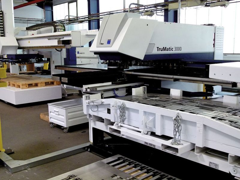Für den ehemaligen Trumpf-Vertriebler ist es ein Muss, Maschinen vom fünf Kilometer entfernten Nachbarn in der Fertigung zu haben, wie hier die Trumatic 3000 Fiber als erste Kombimaschine mit Festkörperlaser. Bild: Kuhn (Archiv: Vogel Business Media)