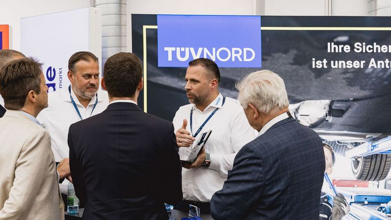 ...sie können sich auch in einer Ausstellung über neue Produkte und Dienstleistungen informieren. Der TÜV Nord Mobilität... (Stefan Bausewein)