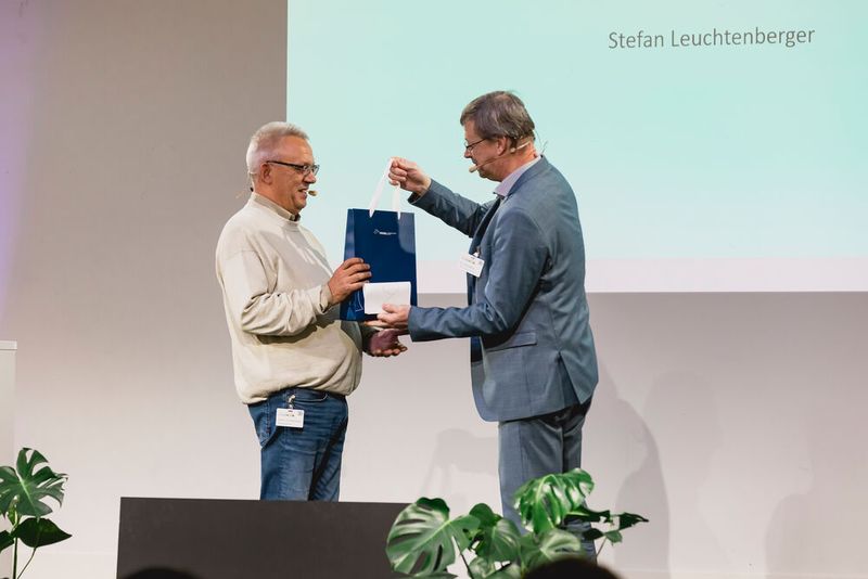 Natürlich gibt es für die Referenten auch eine kleine Aufmerksamkeit als Dankeschön für die gelungenen Vorträge. (Bild: Stefan Bausewein)