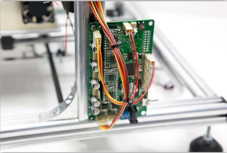 Der 3D-Drucker Velleman K8200 im Aufbau: Befestigung der Kabel (Bild: Velleman nv)