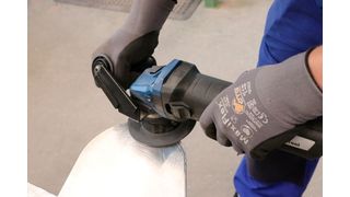 Fixer als es mit Winkelschleifer & Co. möglich gewesen wäre, verrundet Kollinger-Geschäftsführer Markus Kollinger mit dem Trumpf-Kantenfräser Trutool TKA 700 eine Kante eines Aluminiumblechs für das Scheibenpferd. Einfach Schutzbrille auf, Handschuhe an, Kantenfräser einschalten – und schon geht’s los!  (Bild: Trumpf)