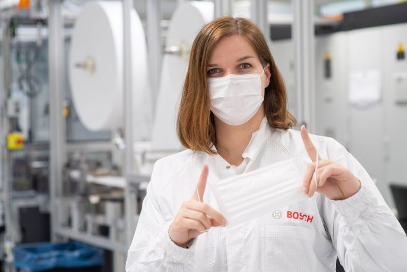 Bosch-Mitarbeiterin mit Schutzmaske (Bild: Bosch)