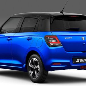 Mittig in der Heckklappe ist der Swift nun mit einer Kamera ausgestattet.(Bild:  Suzuki)