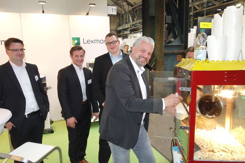 (v. r.) Jörg Roschewski und Steffen Ehle und Christian Eckelmann, Lexmark,  und Christoph Kleimann, ALSO, kamen mit der Popcorn-Anfrage gar nicht nach. (Bild: IT-BUSINESS)