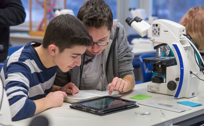 Biologieunterricht am Hainberg Gymnasiums in Göttingen mit Zeiss Mikroskopen. (Zeiss)