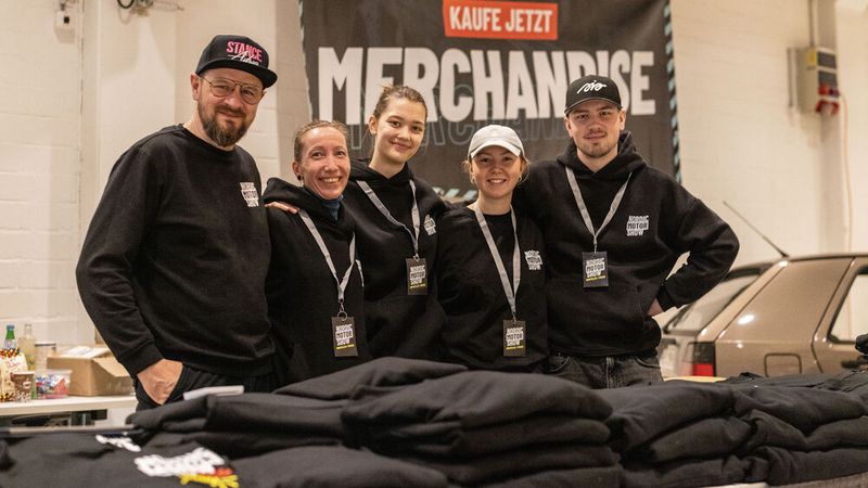 Diverse Shops boten zielgruppengerechtes Merchandising und Fanartikel an. (Bild: Eva Biederbeck/ LV Kfz-Gewerbe S-H)