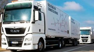 Beim Platooning gibt das vordere Fahrzeug Tempo und Richtung vor, die hinteren Fahrzeuge folgen. Verbunden sind die Lkw mittels des sogenannten „pWLAN“. (MAN)