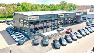Der neu gebaute Seat-, Cupra- und Yamaha-Betrieb in Schwäbisch Hall. (Bild: Koch-Autogruppe)