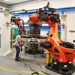 Ein Handling- und zwei Schweißroboter verarbeiten Rohrbögen bis zu einer Tonne Stückgewicht schnell und sauber.(Bild:  Isoplus)