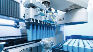 Das Handling von Zellen ist eine Kernkompetenz für die Batteriemodulherstellung. (Teamtechnik)