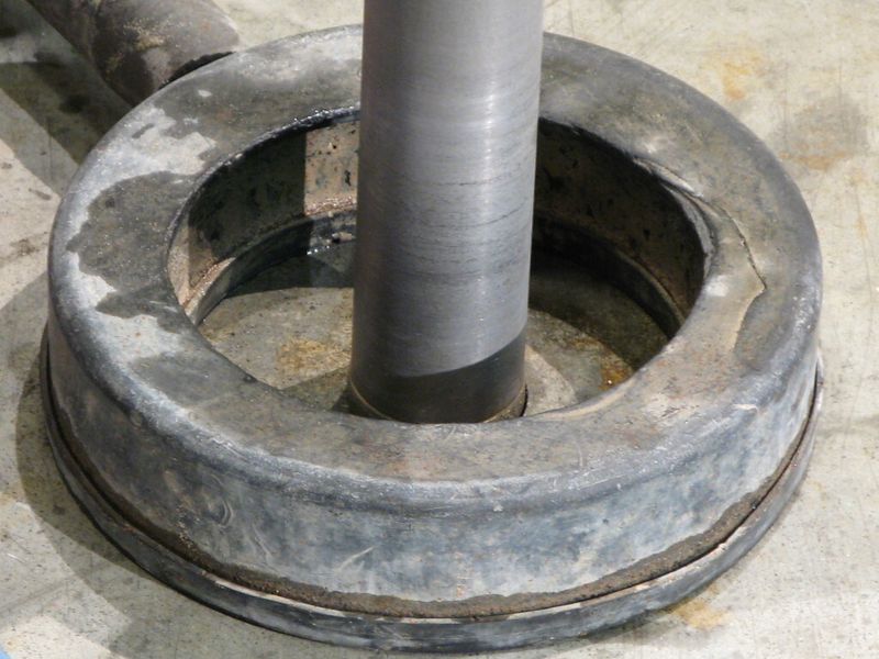 Bei der Sanierung mit Schaumbeton wird zuerst die Bohrung für die Injektion angebracht. (Bild: Faber Betonbodensanierung)