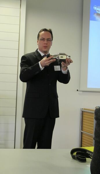 Referenten Fachpressetage 2013 in Karlsruhe
Sven Quant von ifm electronic erklärt den neuen Magnetisch-induktiven Durchflusssensor.  (Bild: Ernhofer)