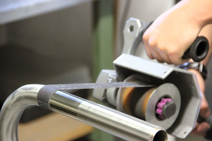 Als nächstes wird schrittweise mit den verschiedenen Körnungen zwischen A45 und A16 von Trizact geschliffen. Bei schlechten Werkstoffqualitäten kann zusätzlich mit einer Körnung von A06 nachgearbeitet werden. (Bild: Eisenblätter)