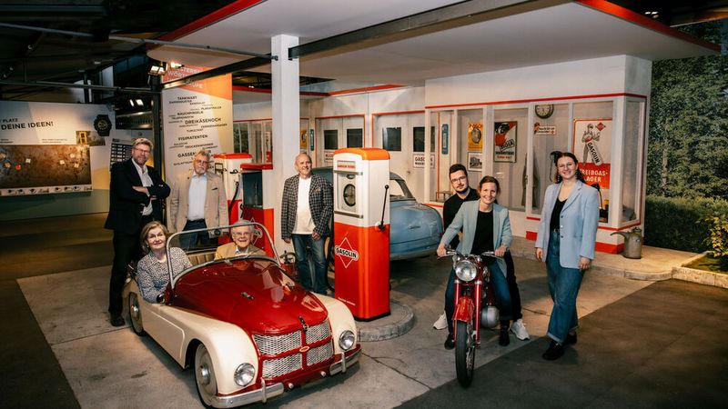 Entwickelten die neue Ausstellung: (v. l.) Lothar Meyer-Mertel, Geschäftsführer PS.Speicher, Dr. Günter Diener, geschäftsführender Vorstand Förderfreunde PS.Speicher e. V., Matthias Kaluza, Geschäftsführer ö_konzept, Daniel Sternal, Ausstellung/Bildung & Vermittlung PS.Speicher, Andrea Schlicht, Ausstellung/Bildung & Vermittlung PS.Speicher, Insa Klapproth, Volontärin Ausstellung/Bildung & Vermittlung PS.Speicher und (im Auto): Gabriele und Karl-Heinz Rehkopf, Stifterehepaar PS.Speicher. (Bild: www.spieker-fotografie.de)