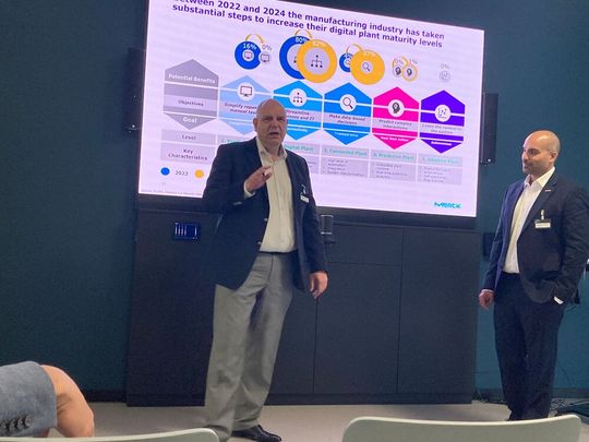 Axel Lorenz, Siemens CEO Prozessautomation (rechts) und Michelangelo Canzoneri, Global Head of Group Smart Manufacturing bei Merck(Bild:  Geipel-Kern)