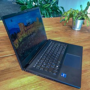 Das 14-Zoll-Display des Dynabook Portégé X40-K ist in einen schwarzen Rahmen gefasst. Es liefert eine Auflösung von 1.920 x 1.080 Pixel.(Bild:  Vogel IT-Medien)