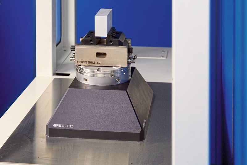 Im Bearbeitungszentrum wird der Werkstückspanner mit eingespanntem Bauteil auf einem Nullpunkt-­Spannsystem zuverlässig und genau fixiert. (Gressel AG)