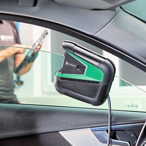 Scheibe runter, Mega Macs X rein: So bereiten einerseits chrombedampfte Scheiben keine Verbindungsprobleme, andererseits hat der Anwender den Gerätestatus in Form farbiger LEDs stets im Blick. Die Bedienung sowie die Anzeige erfolgen auf einem separaten Endgerät.(Bild:  HGS)