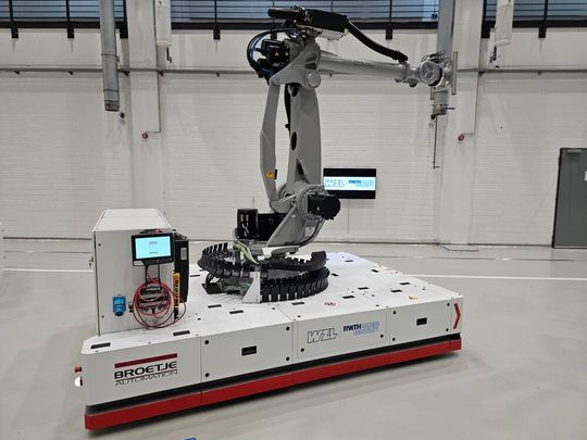 Mit diesem mobilen Großroboter, der von Brötje-Automation gebaut wurde, will man am WZL der RWTH Aachen die Montagemöglichkeiten der Zukunft aus der Taufe heben. Der Roboter biete im Vergleich zu fest installierten Montagerobotern viele Vorteile, die hier erklärt werden.(Bild:  WZL)