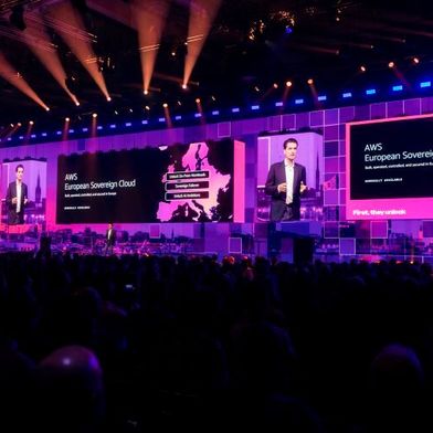 Stefan Höchbauer, Vice President für Deutschland und Zentraleuropa bei Amazon Web Services, in seiner Keynote auf dem 2026er AWS Summit in Hamburg. (Bild: AWS)