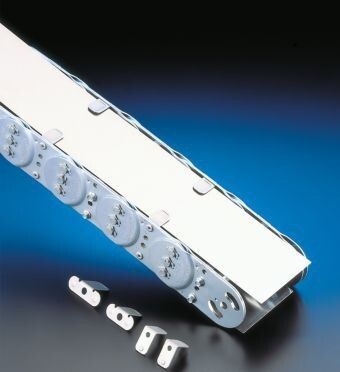 Stahlbandabdeckungen schützen die geführten Leitungen vor rauen Umgebungsbedingungen. Wie bei diesem Produkt der Steel-Line sind sie auch in Kunststoff- und Hybridenergieführungsketten einsetzbar (Bild: Kabelschlepp)