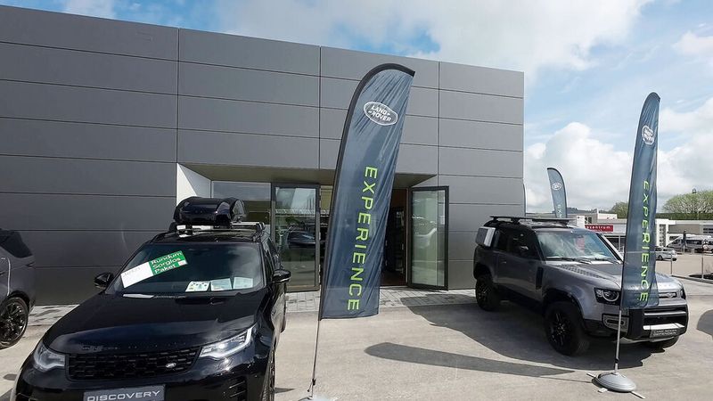 Das neue Land-Rover-Autohaus steht neben dem BMW-Betrieb von AHG. (Bild: Alphartis)