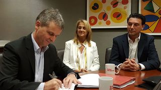 Bei der Unterzeichnung der Übernahme: Friedrich Santner, CEO der Anton-Paar-Gruppe; Lauren Spector und Scott Lowell, Quantachrome  (v.l.n.r.) (Anton Paar)