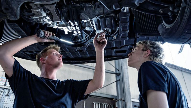 Autos sollten möglichst repariert werden können. Davon profitiert das Kfz-Gewerbe und das ist auch im Sinn der Nachhaltigkeit. Die Behauptung, die EU plane ein Reparaturverbot für ältere Fahrzeuge, ist falsch.(Bild:  ProMotor)