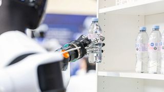 A humanoid robot retrieves a drink from the shelf and places it on the counter. The demonstration at Bosch Connected World 2026 showcased the core capabilities of humanoid systems in a specific handling process. (Image:  SCHUNK SE & Co. KG)