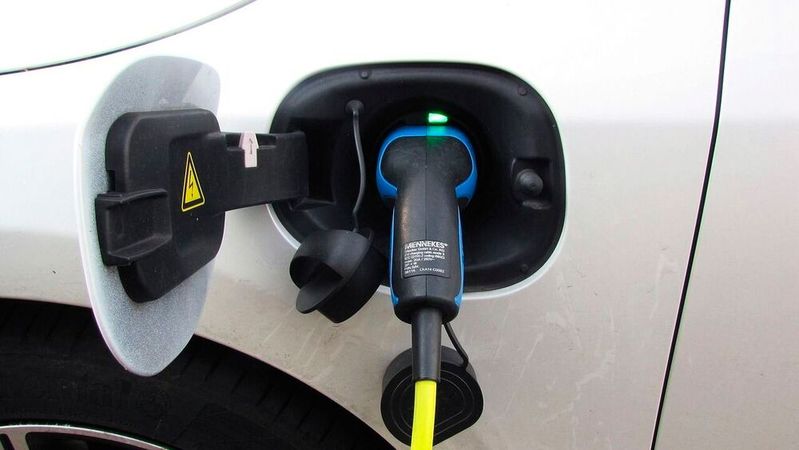 Um E-Autos für Kunden attraktiver zu machen, braucht es bessere Rahmenbedingungen, darunter günstigere Ladestrompreise, mehr Lademöglichkeiten und kostengünstigere E-Autos, fordert der ZDK. Auch für gebrauchte E-Autos braucht es Änderungen.(Bild:  frei lizenziert /  Pixabay)