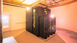 Der Quantencomputer von D-Wave am Forschungszentrum Jülich, der angeblich als erster Quantencomputer Europas auf über 5000 Qubits zugreifen kann. Laut Branchenverband Bitkom denkt etwa jedes achte Großunternehmen in Deutschland bereits über einen praktischen Einsatz der Zukunftstechnologie nach, (Bild: S. Kreklau)