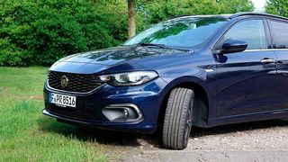 Mit seinem modernen aber unverbindlichen Design fällt der Tipo auf der Straße nicht weiter auf. (Bild: Jan Rosenow/»kfz-betrieb«)