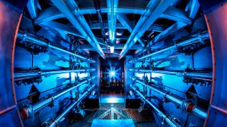 Durchbruch! Blick in den Laserverstärker am Lawrence Livermore National Laboratory, wo jetzt in der laserbasierten Fusionsforschung eine hohe Hürde genommen werden konnte. Der Break-Even-Point sei energietechnisch quasi erreicht. (TU Darmstadt)