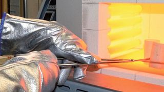 Das Handels- und Beratungsunternehmen Kager biete eine variantenreiche Auswahl an Schutzhandschuhen, die je nach Ausführung gegen Kontakthitze oder Strahlungshitze abschirmen.  (Bild: Kager)