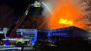 Das Volvo-Autohaus Gerb wurde komplett von den Flammen zerstört. (Bild: Feuerwehr Wolfratshausen)