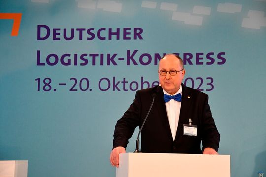 BVL-Vorstandsvorsitzender Prof. Dr.-Ing. Thomas Wimmer: „Wir wollen nicht hipp sein, wir wollen Nutzwert produzieren – naja, vielleicht auch ein bisschen hipp sein.“(Bild:  Maienschein)